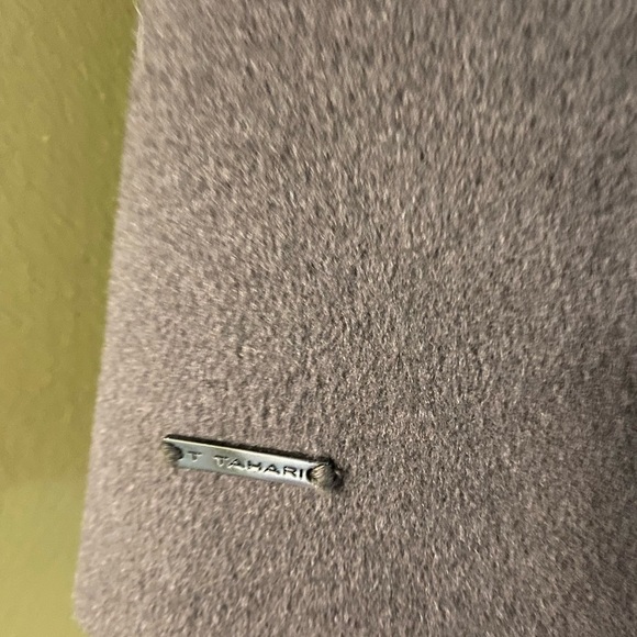 Tahari wool coat with faux fur collar - Picture 4 of 5